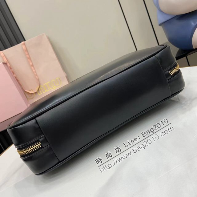 MIU MIU專櫃繆繆最新款黑色原廠皮手提女包 jh2655型號：5BB172